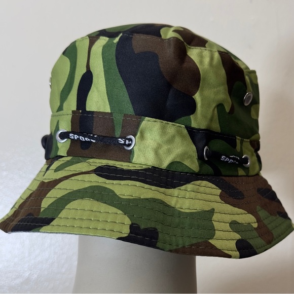 NWOT Camouflage Bucket Hat with UCONN Logo - Picture 3 of 9